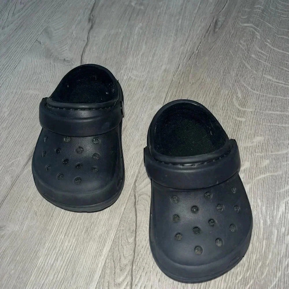 Child’s crocs/sz6 - Picture 1 of 4